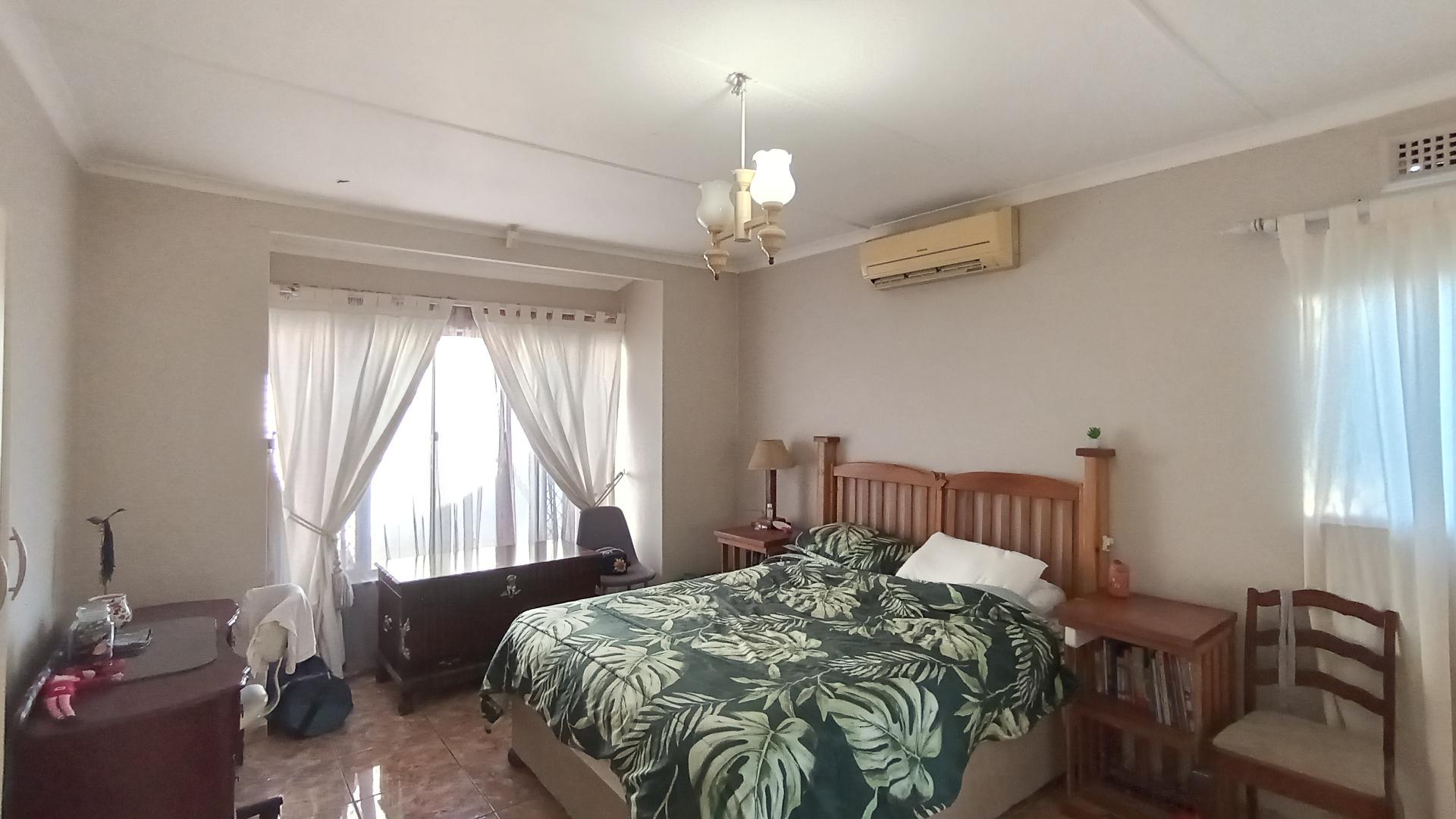 Main Bedroom - 25 square meters of property in Northdene 