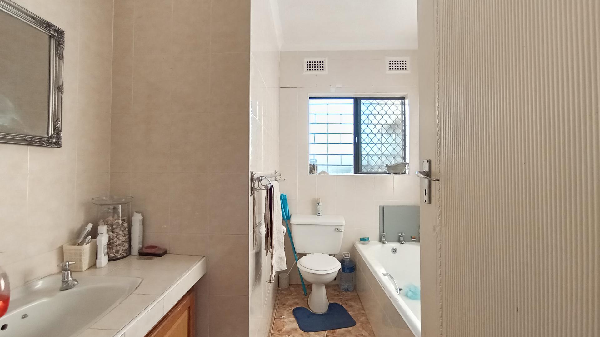 Bathroom 1 - 7 square meters of property in Northdene 