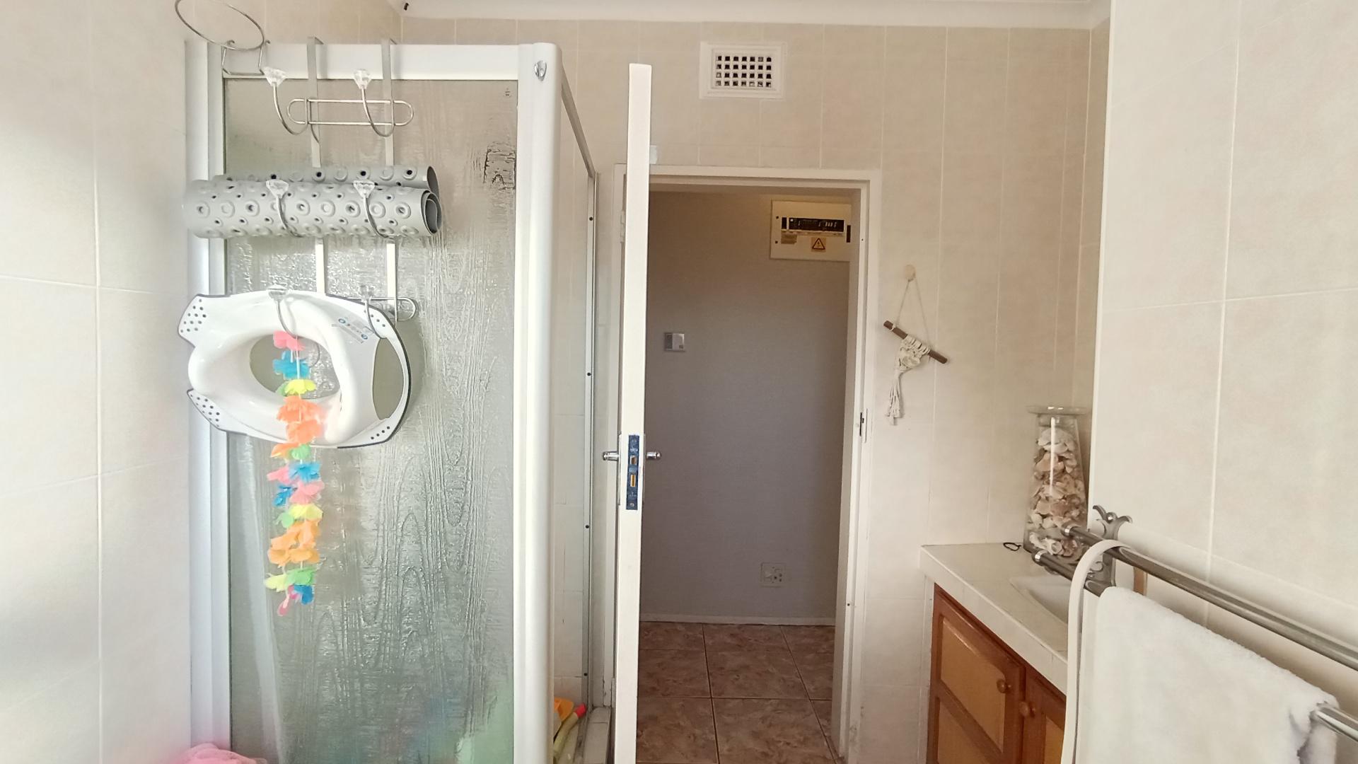 Bathroom 1 - 7 square meters of property in Northdene 