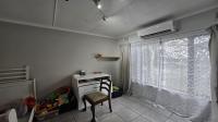 Bed Room 1 of property in Northdene 