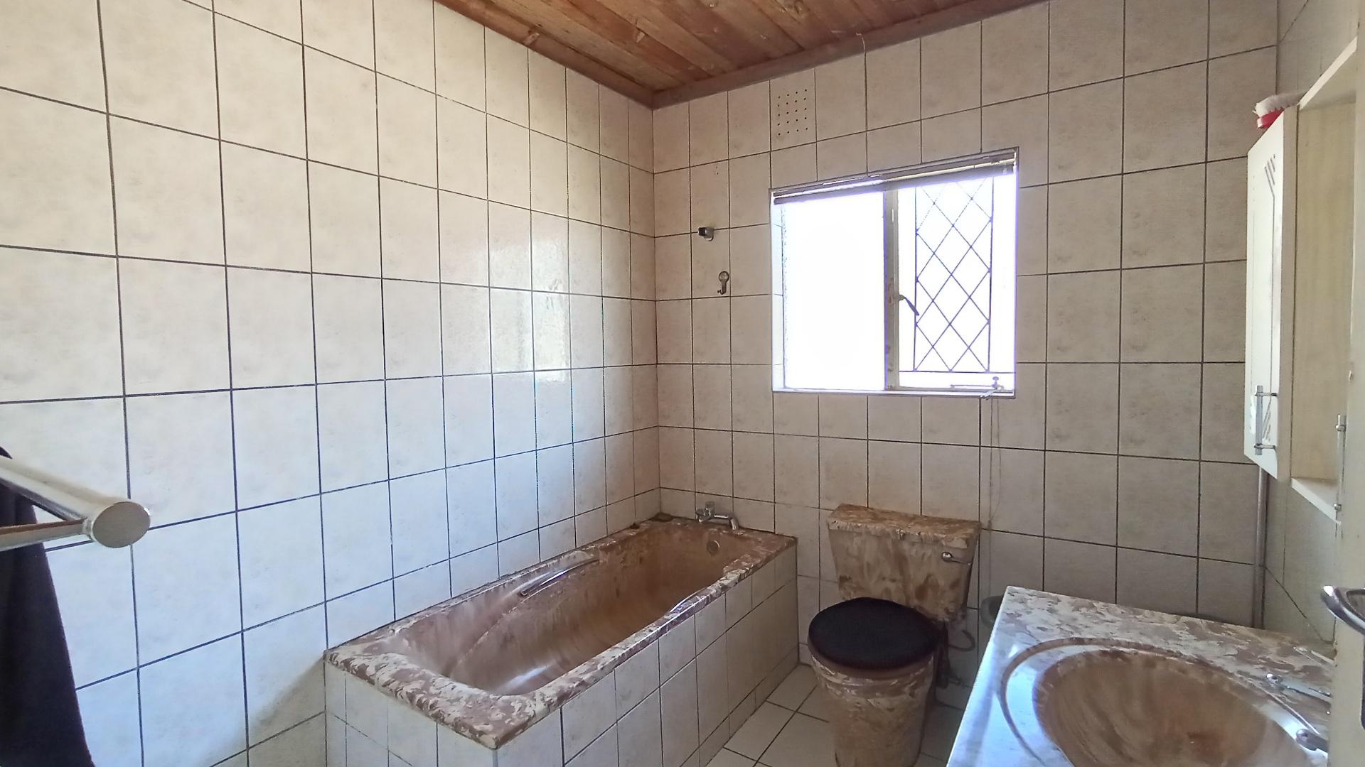 Bathroom 1 - 9 square meters of property in Pietermaritzburg (KZN)