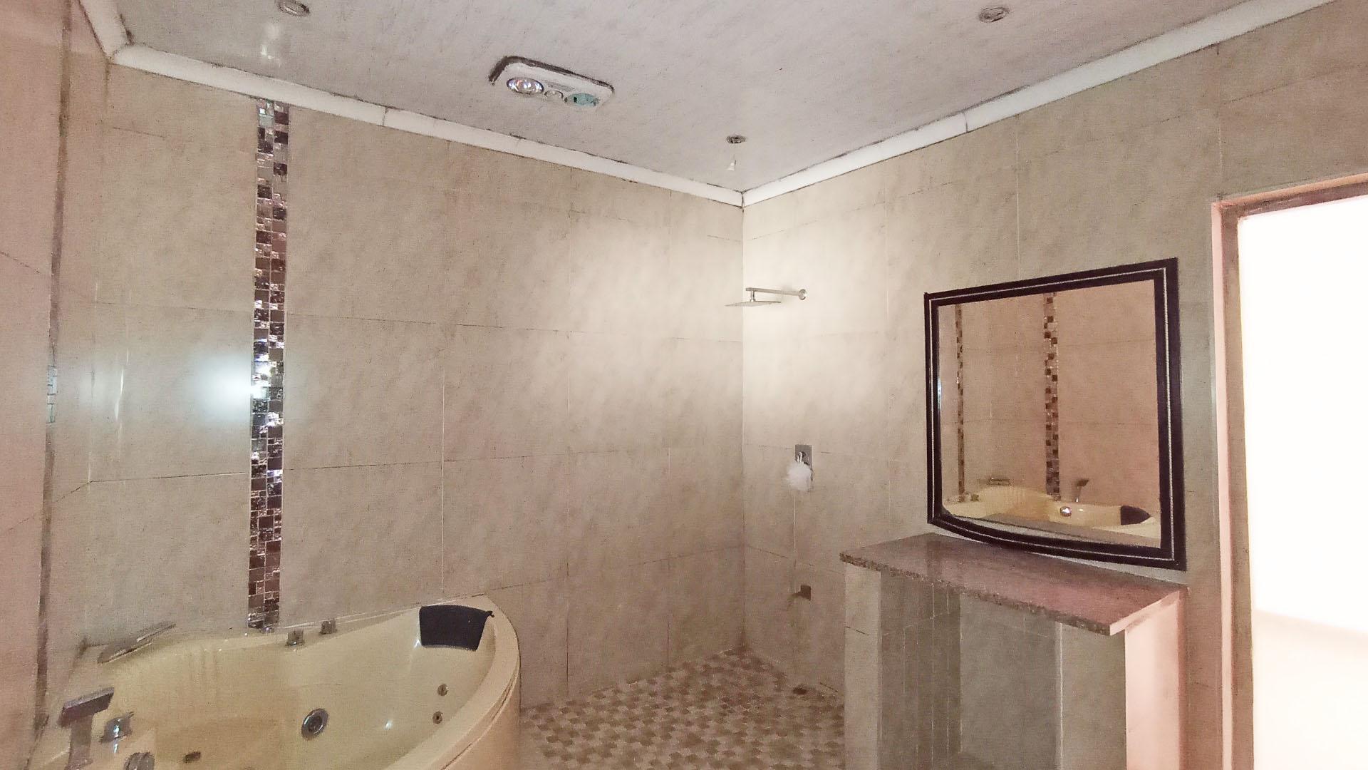 Main Bathroom - 14 square meters of property in Pietermaritzburg (KZN)