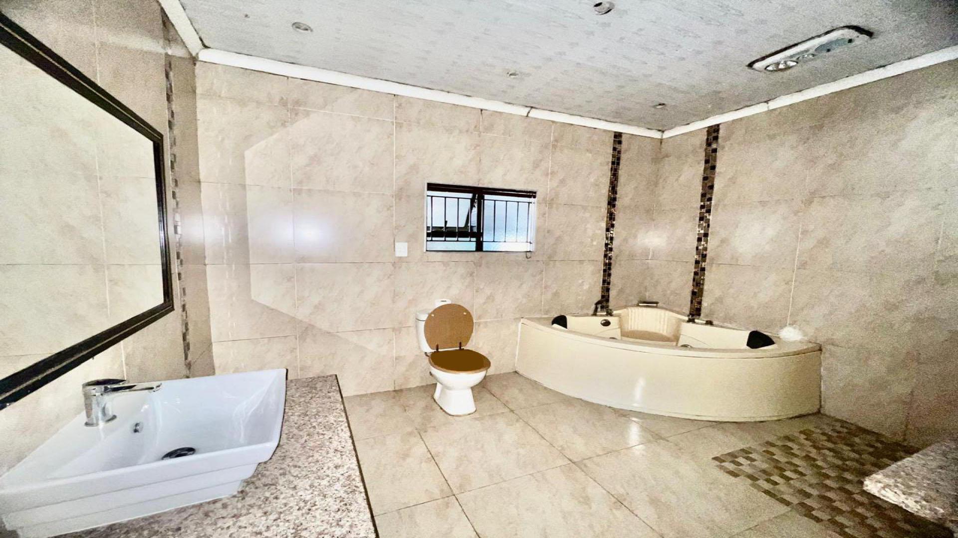 Main Bathroom - 14 square meters of property in Pietermaritzburg (KZN)
