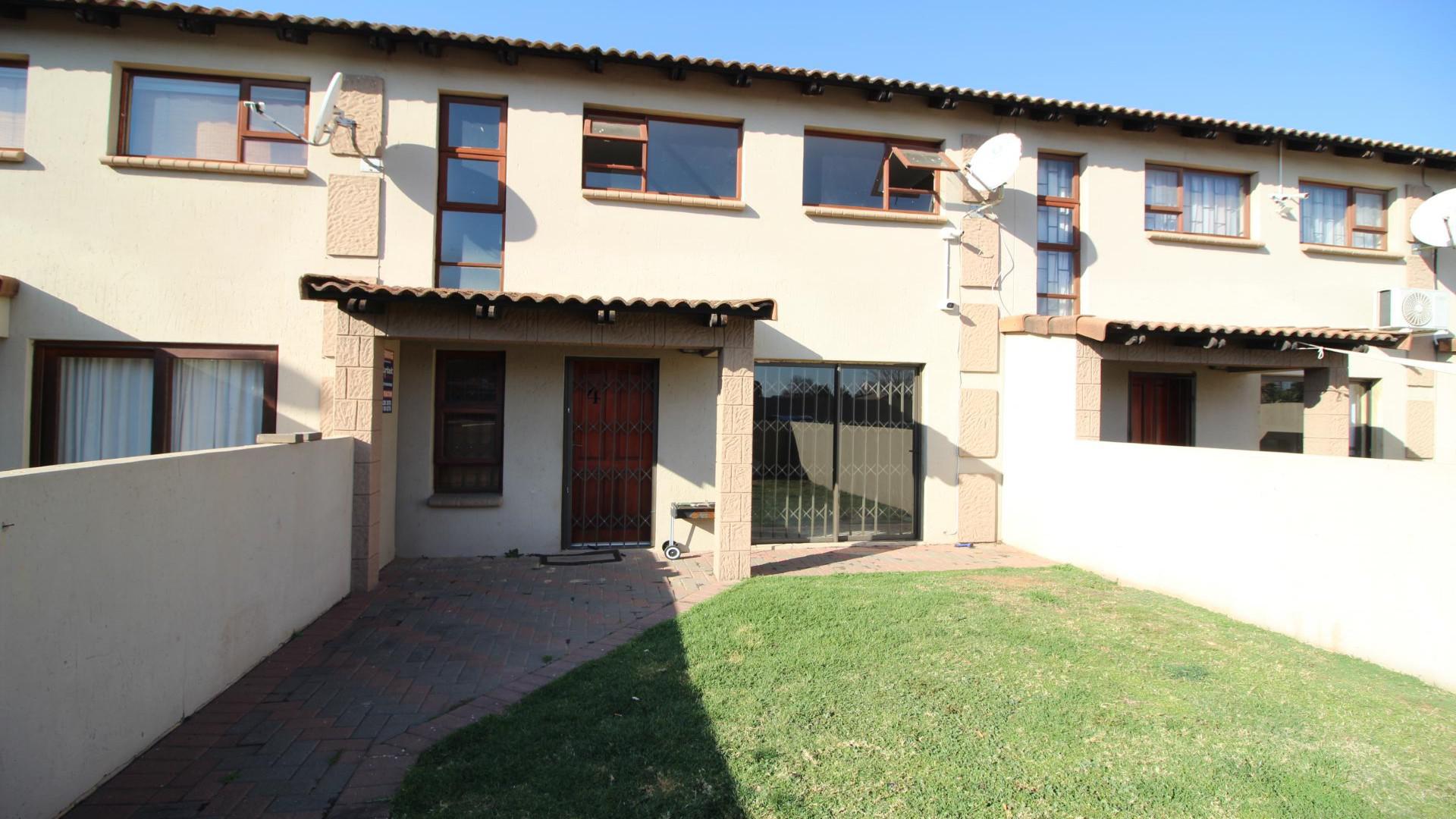 Front View of property in Three Rivers