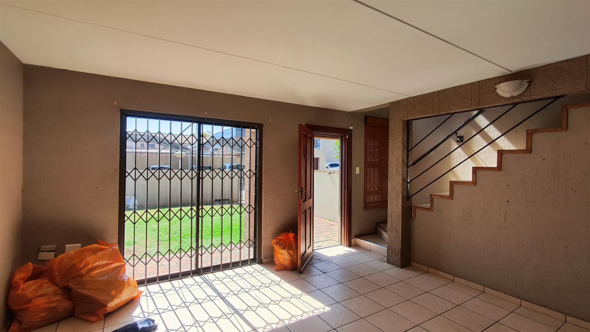 Lounges - 24 square meters of property in Three Rivers