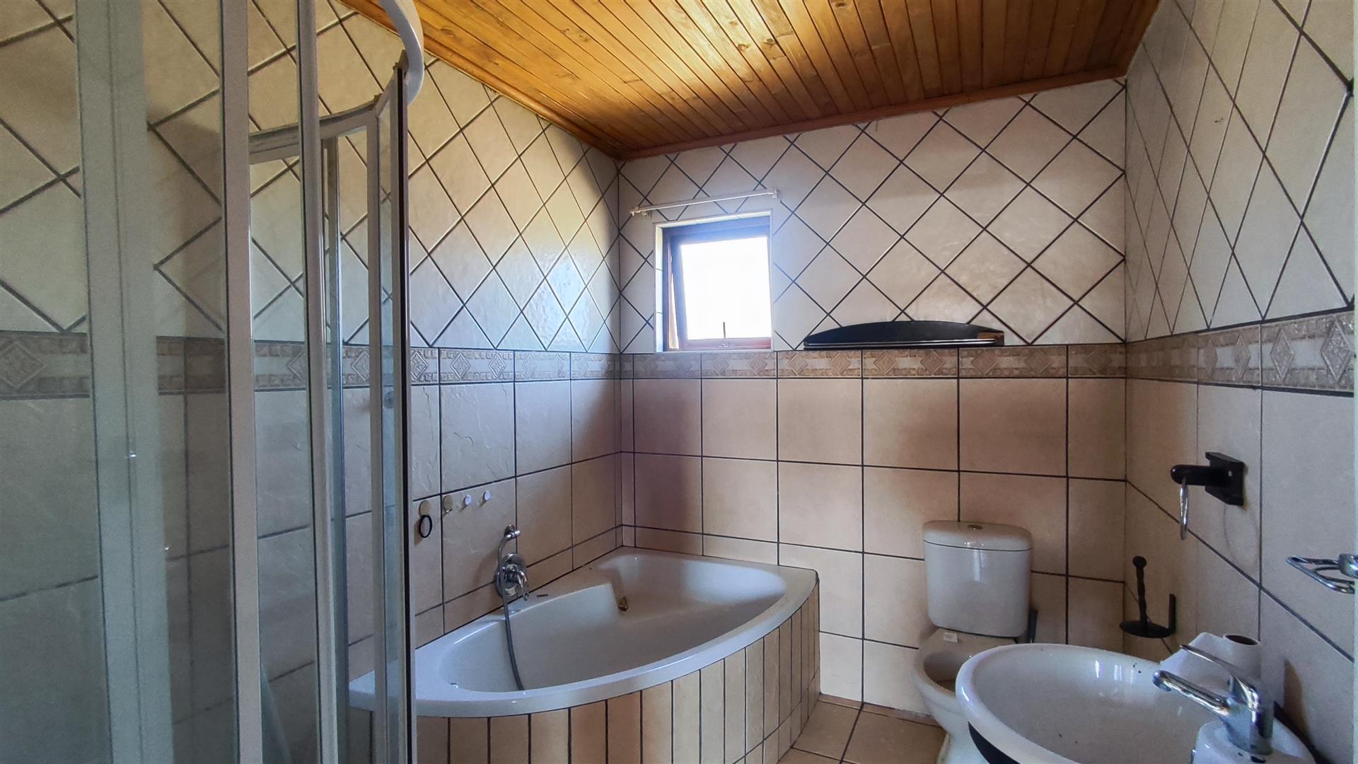 Bathroom 2 - 6 square meters of property in Three Rivers