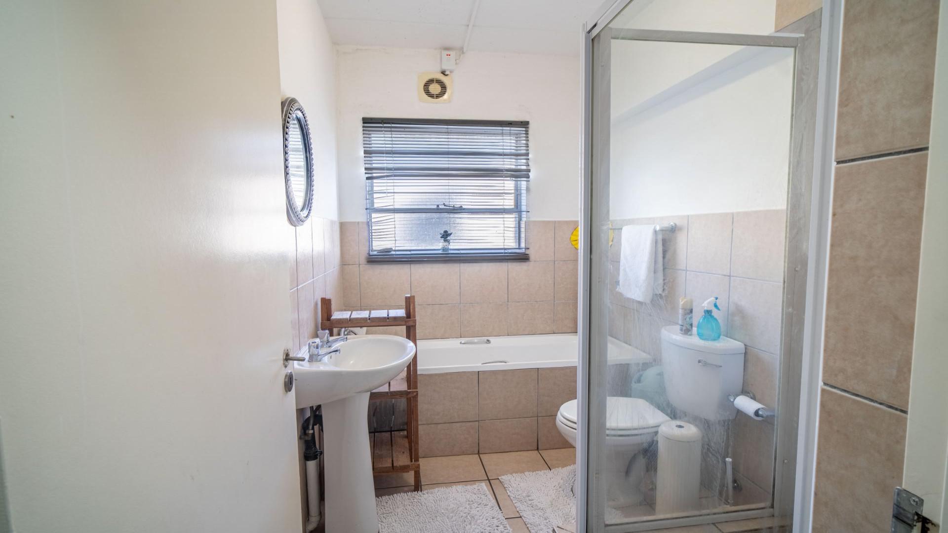 Bathroom 1 of property in Ferndale - JHB