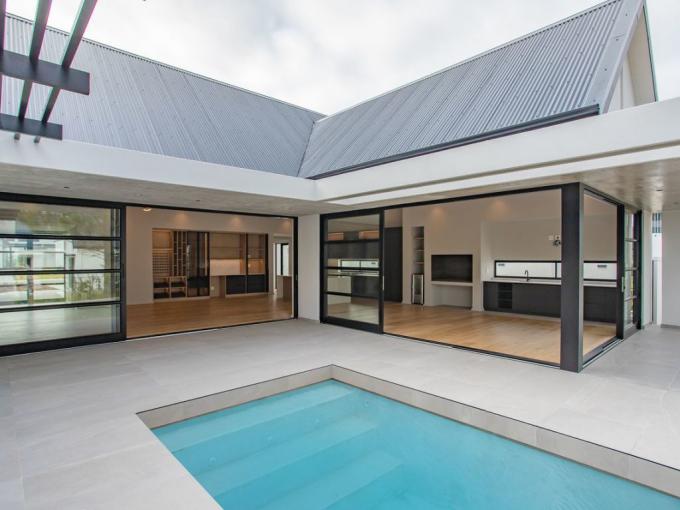 4 Bedroom House for Sale For Sale in Paarl - MR686939