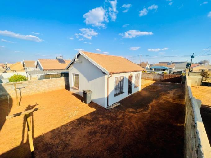 2 Bedroom House for Sale For Sale in Protea Glen - MR687016