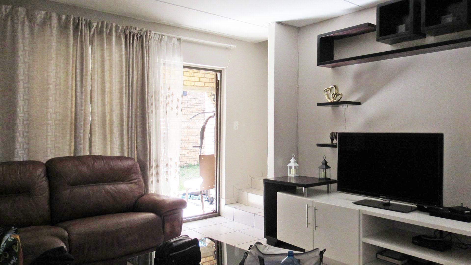 Lounges - 16 square meters of property in Randpark Ridge