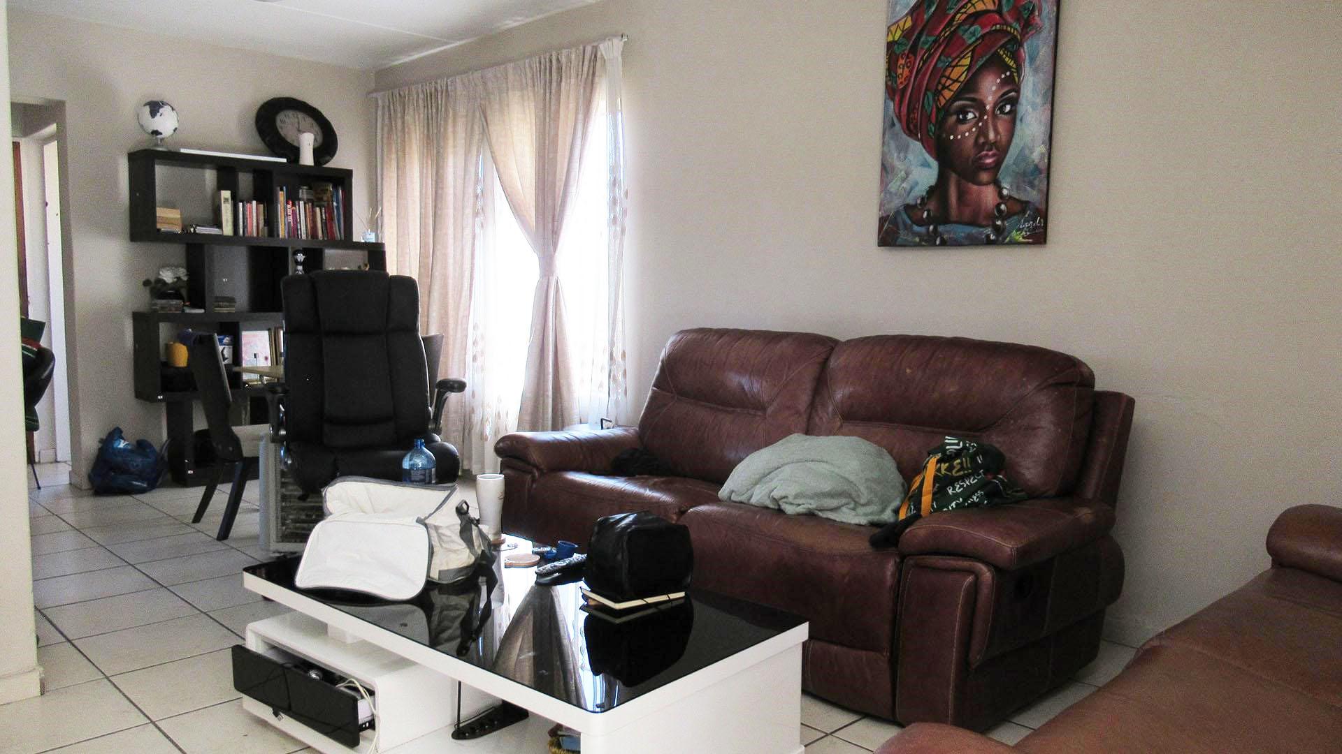 Lounges - 16 square meters of property in Randpark Ridge