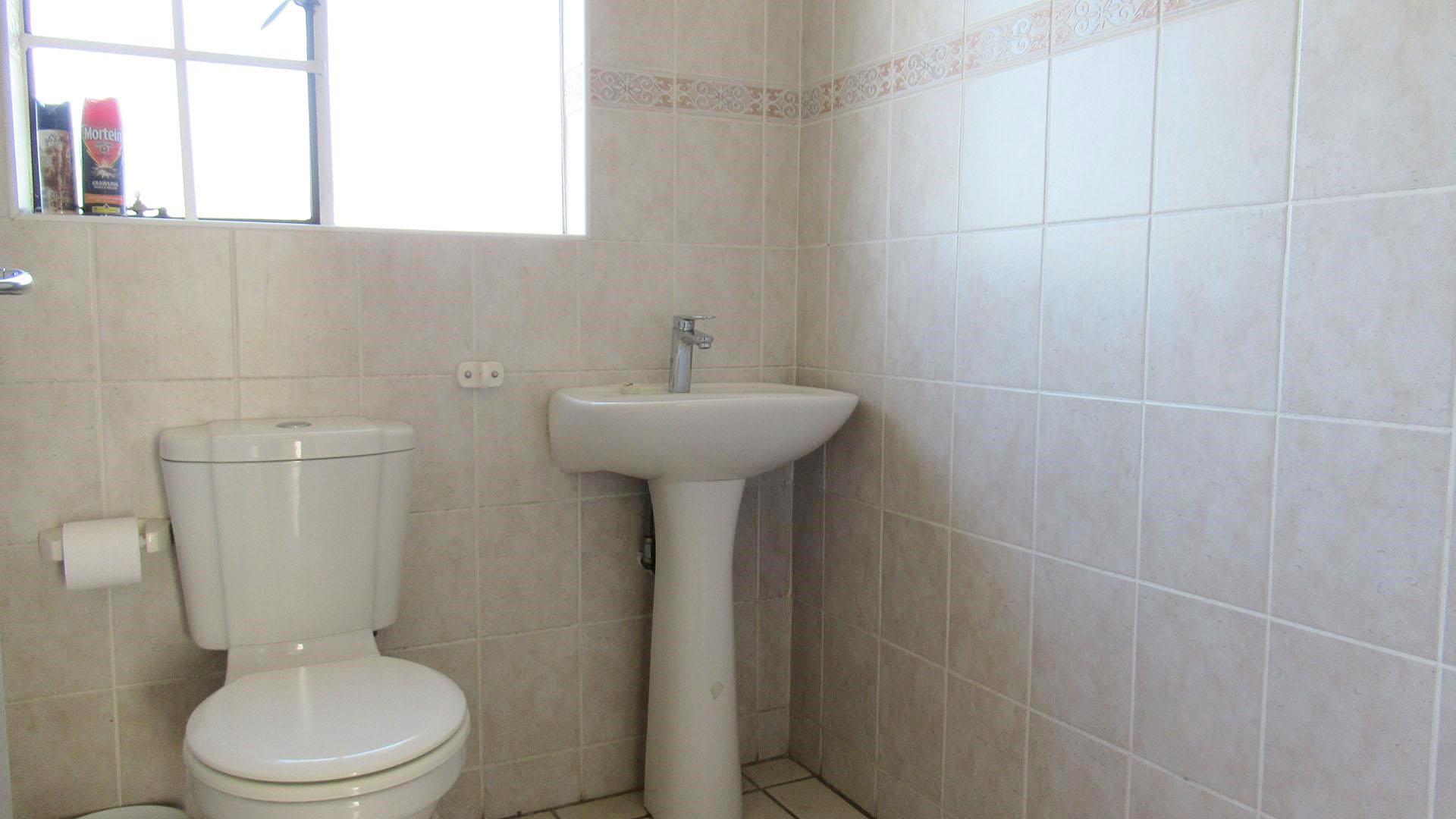 Bathroom 1 - 5 square meters of property in Randpark Ridge