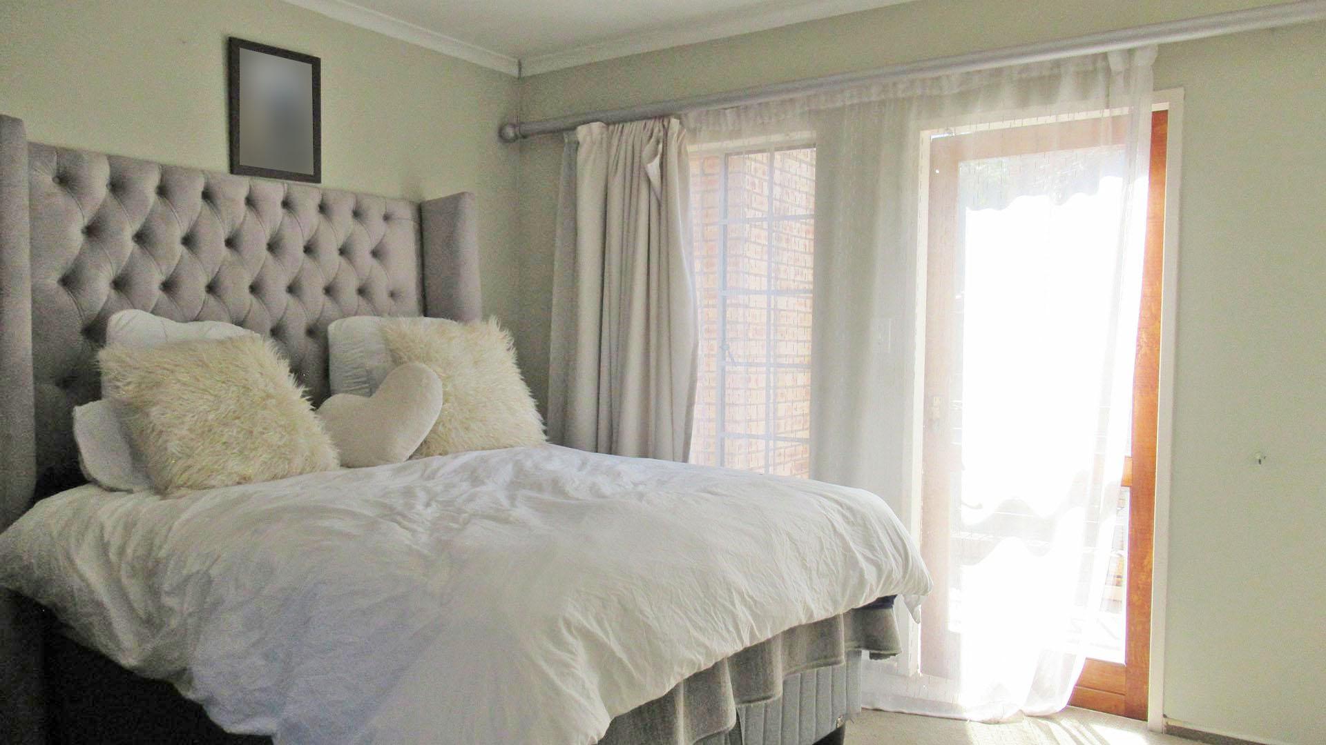 Main Bedroom - 19 square meters of property in Randpark Ridge