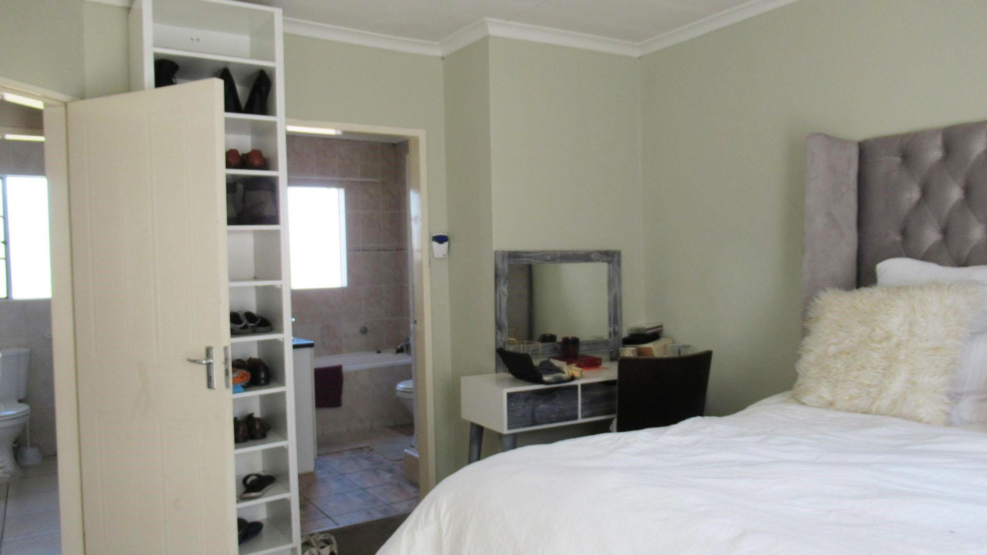 Main Bedroom - 19 square meters of property in Randpark Ridge