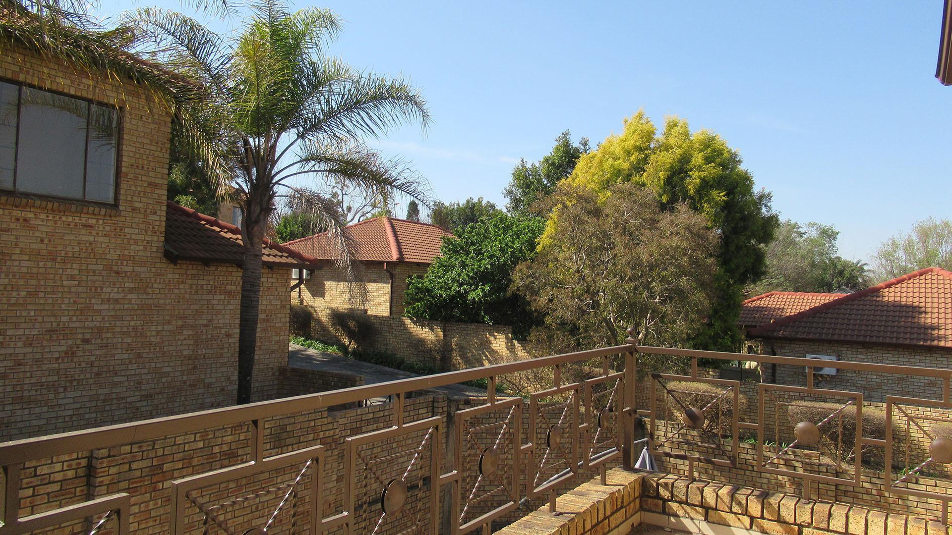 Balcony - 12 square meters of property in Randpark Ridge