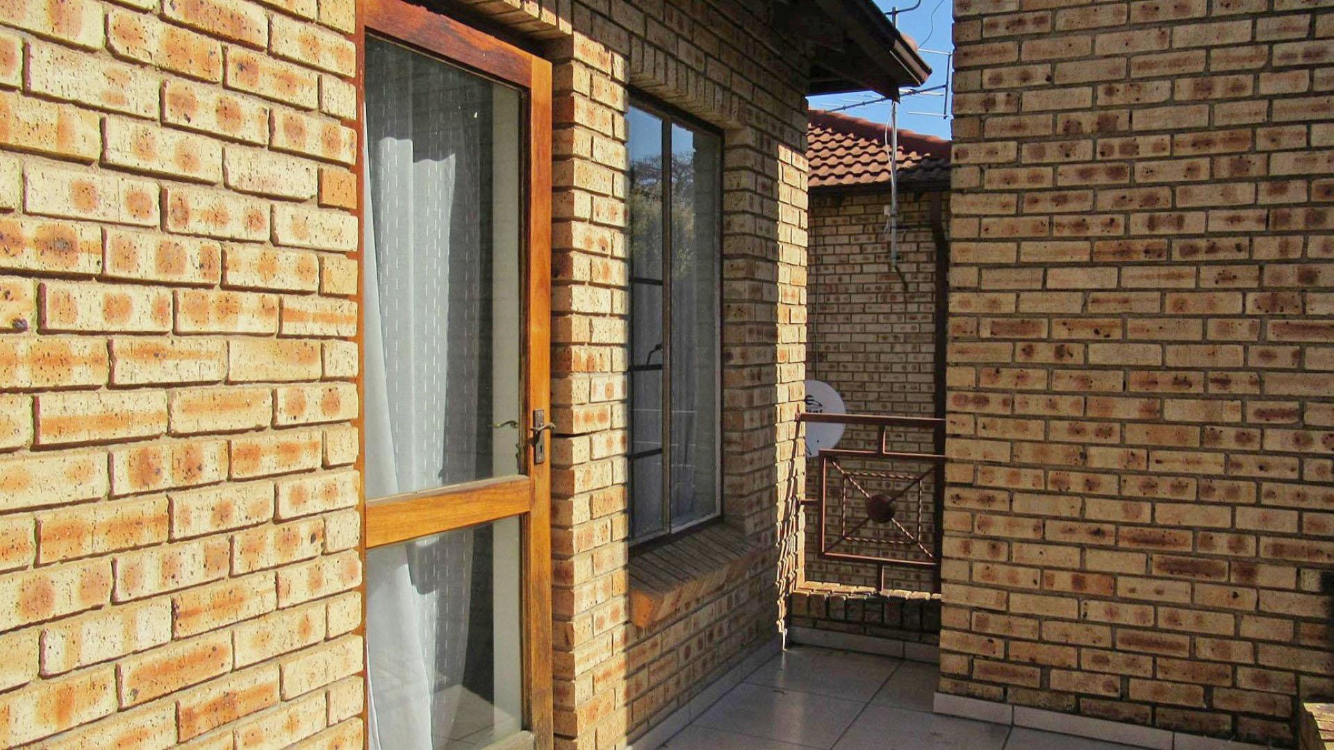 Balcony - 12 square meters of property in Randpark Ridge