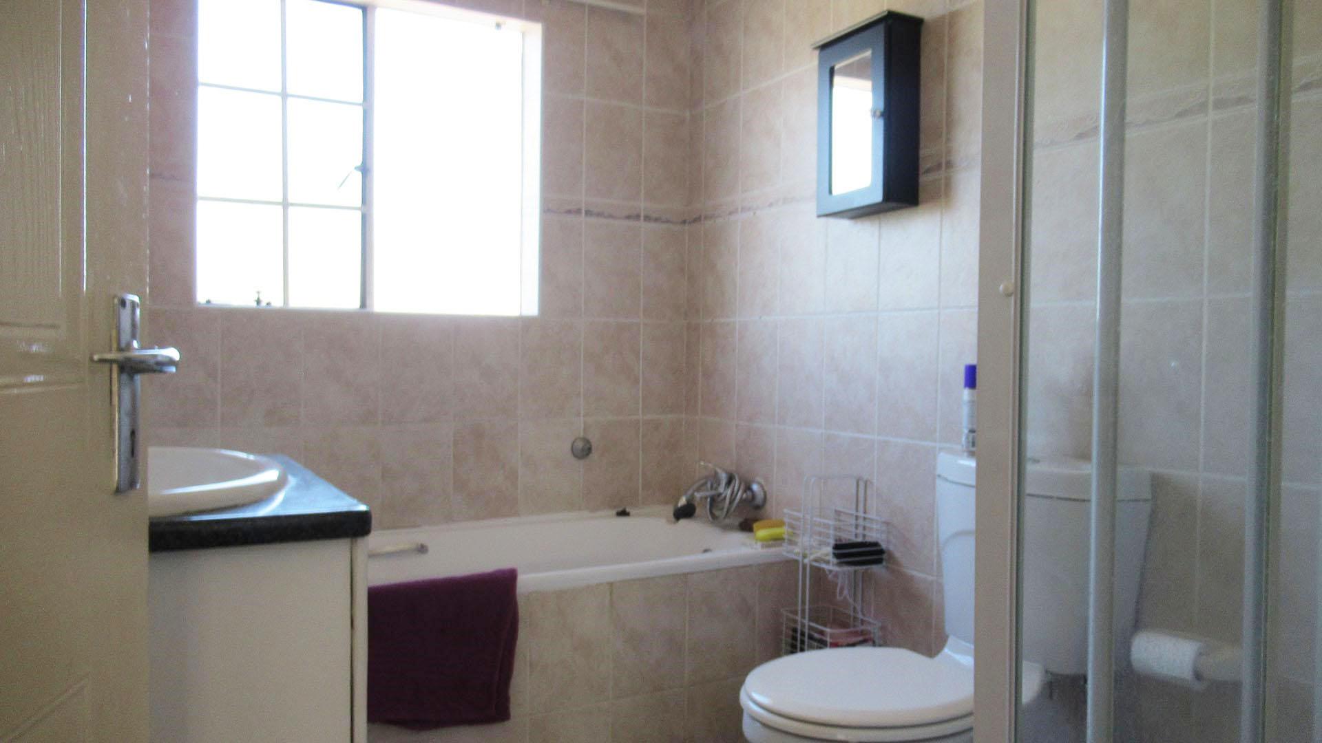 Main Bathroom - 7 square meters of property in Randpark Ridge