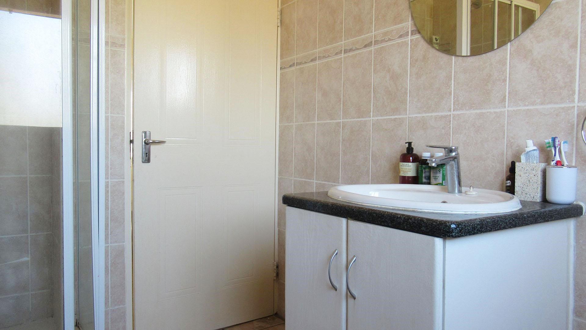 Main Bathroom - 7 square meters of property in Randpark Ridge