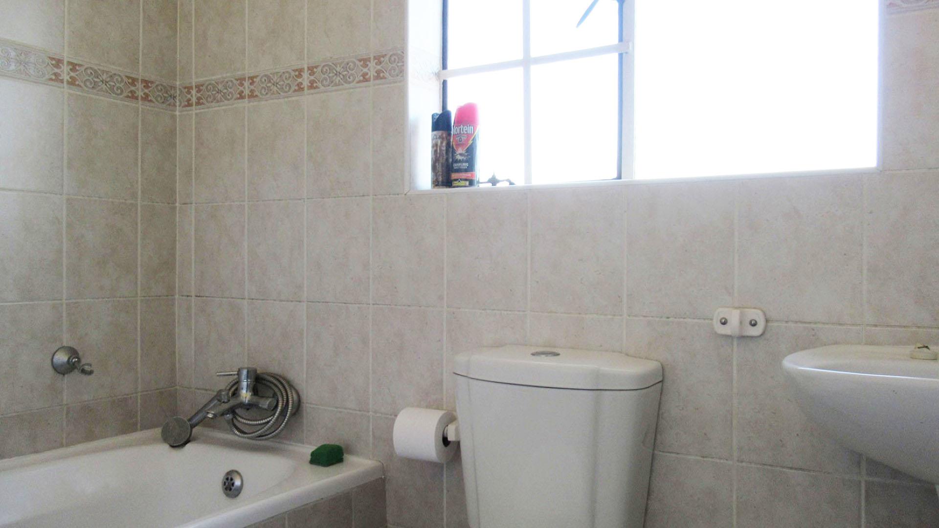 Bathroom 1 - 5 square meters of property in Randpark Ridge