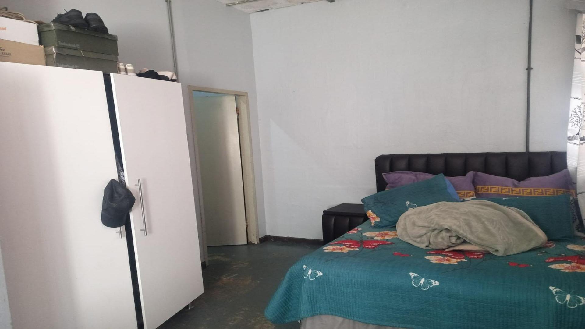 Bed Room 1 of property in Johannesburg Central