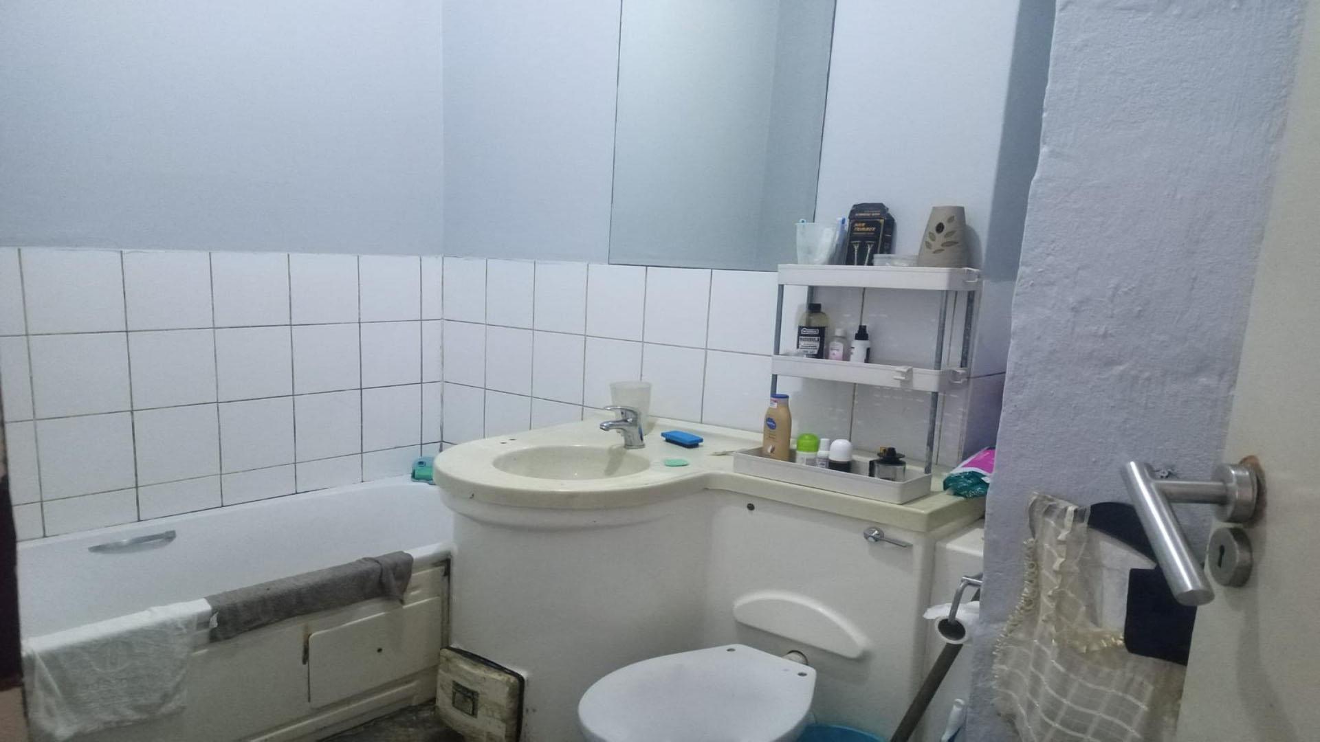 Bathroom 1 of property in Johannesburg Central