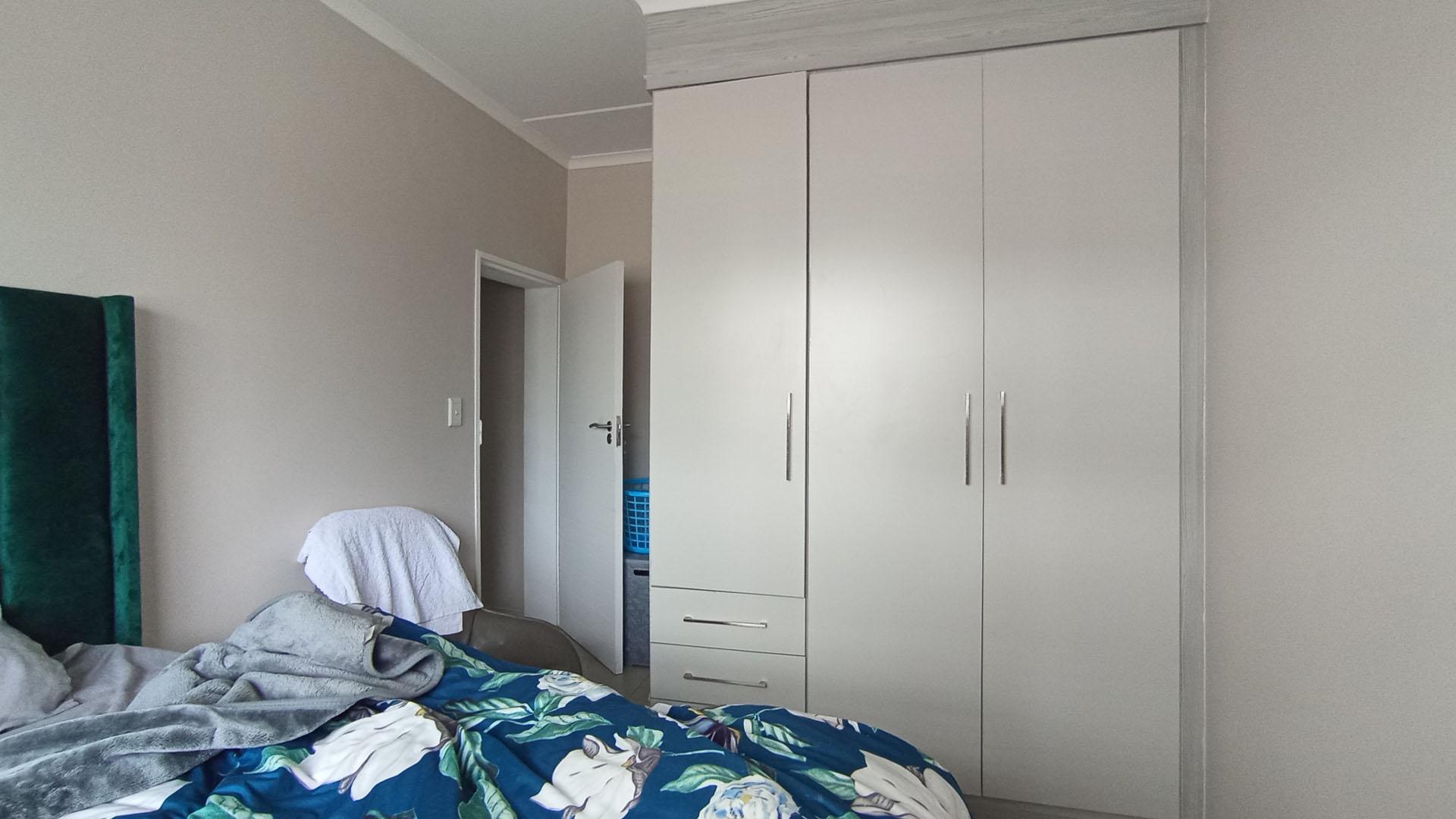 Bed Room 1 - 11 square meters of property in Erand Gardens