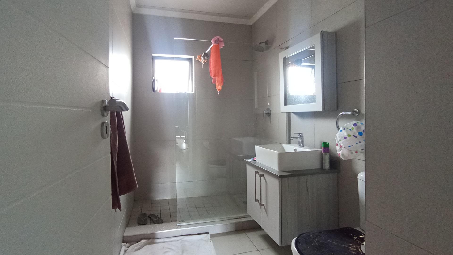 Bathroom 1 - 8 square meters of property in Erand Gardens
