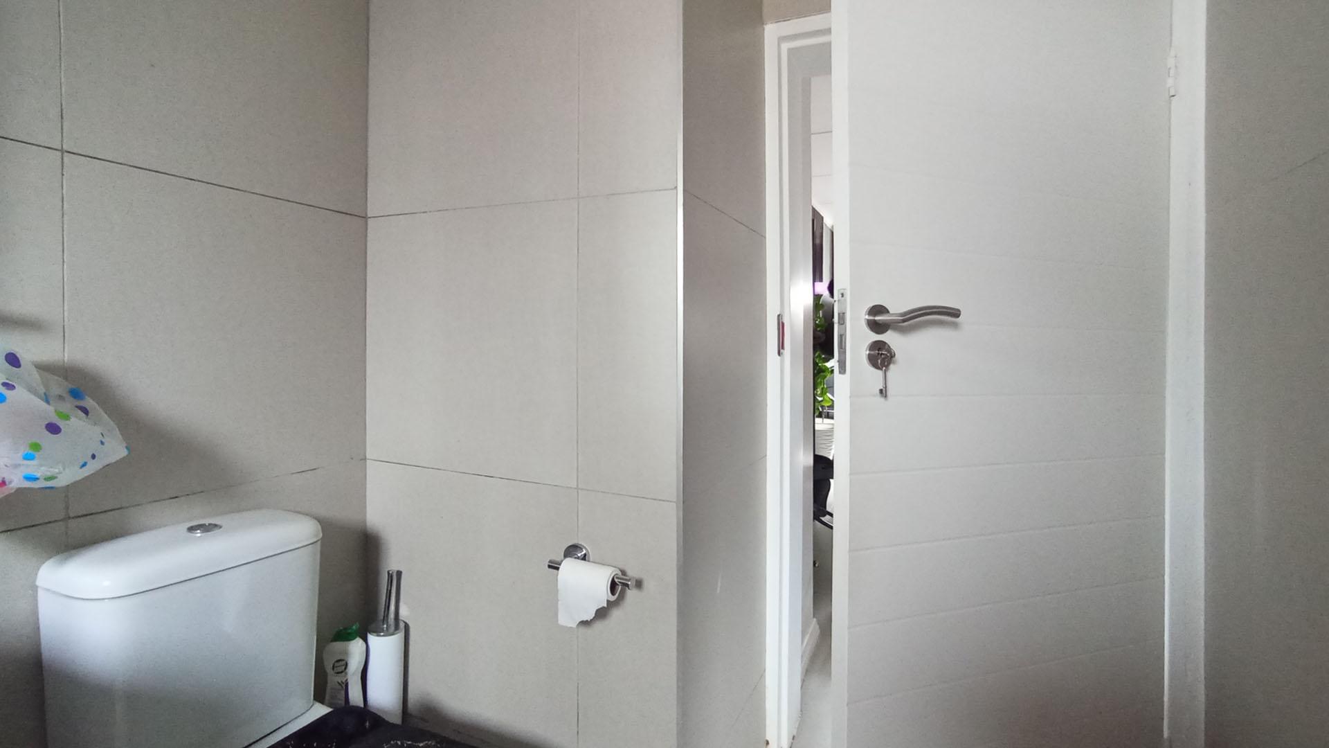 Bathroom 1 - 8 square meters of property in Erand Gardens