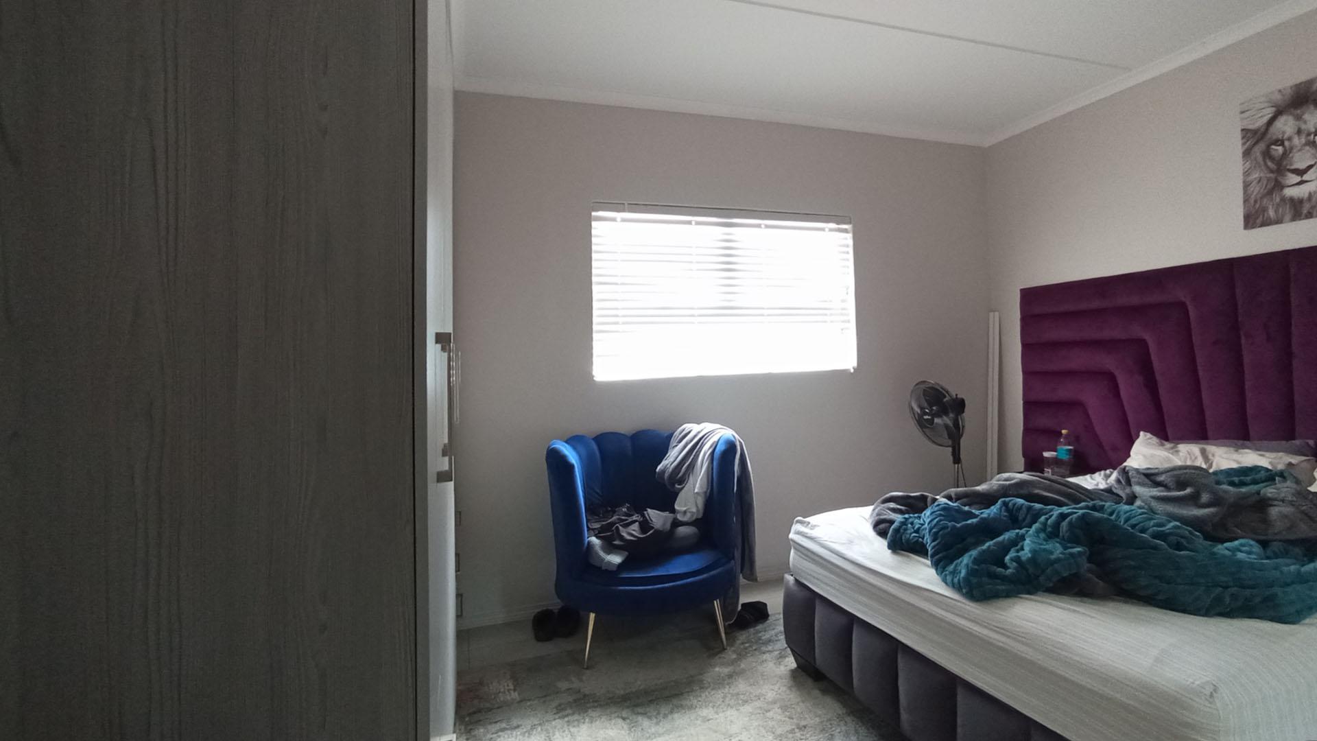 Main Bedroom - 15 square meters of property in Erand Gardens