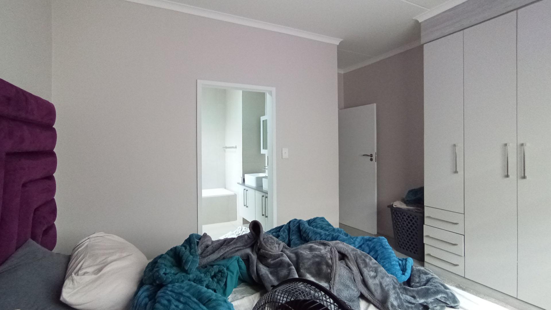 Main Bedroom - 15 square meters of property in Erand Gardens