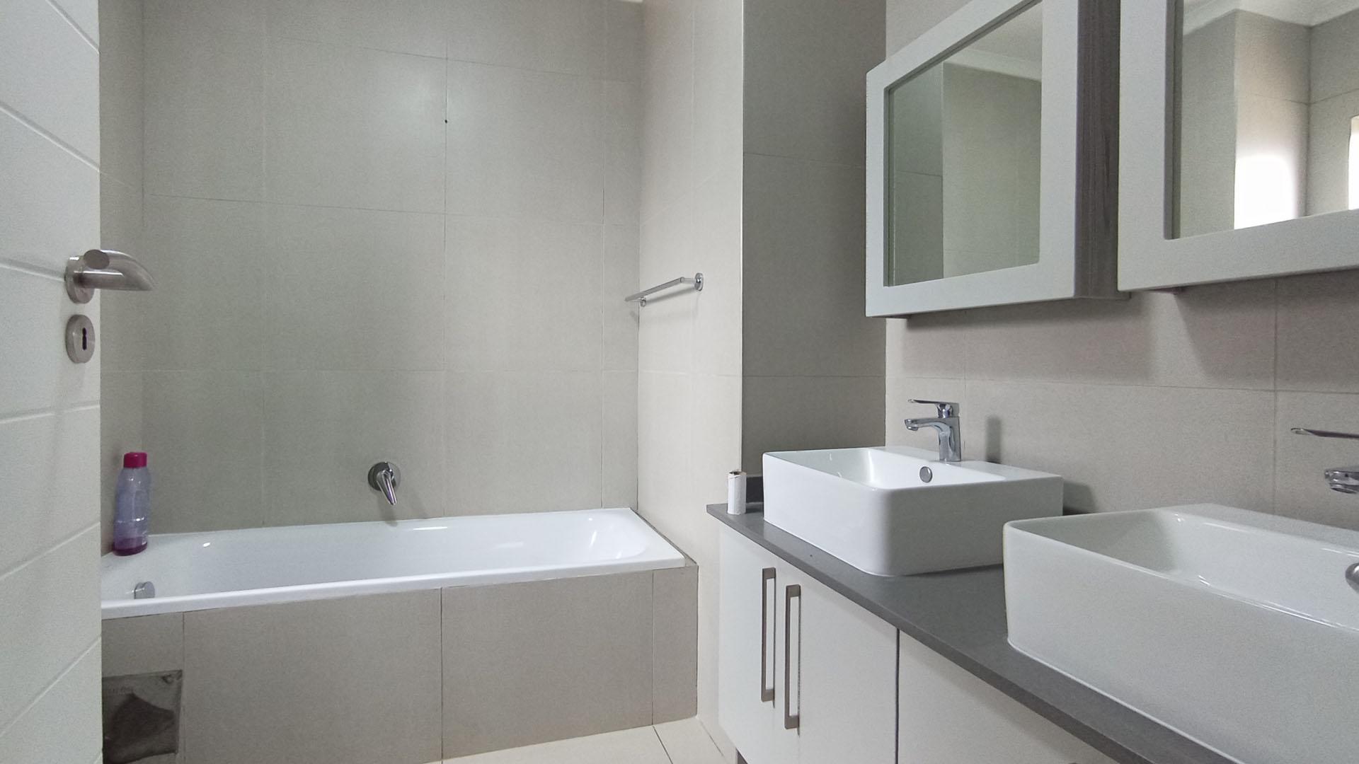Main Bathroom - 7 square meters of property in Erand Gardens