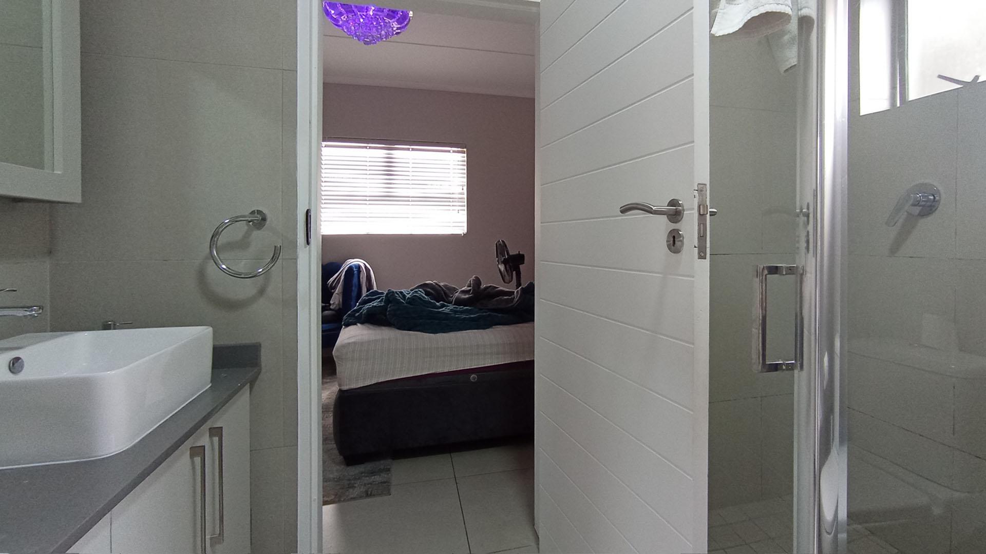 Main Bathroom - 7 square meters of property in Erand Gardens