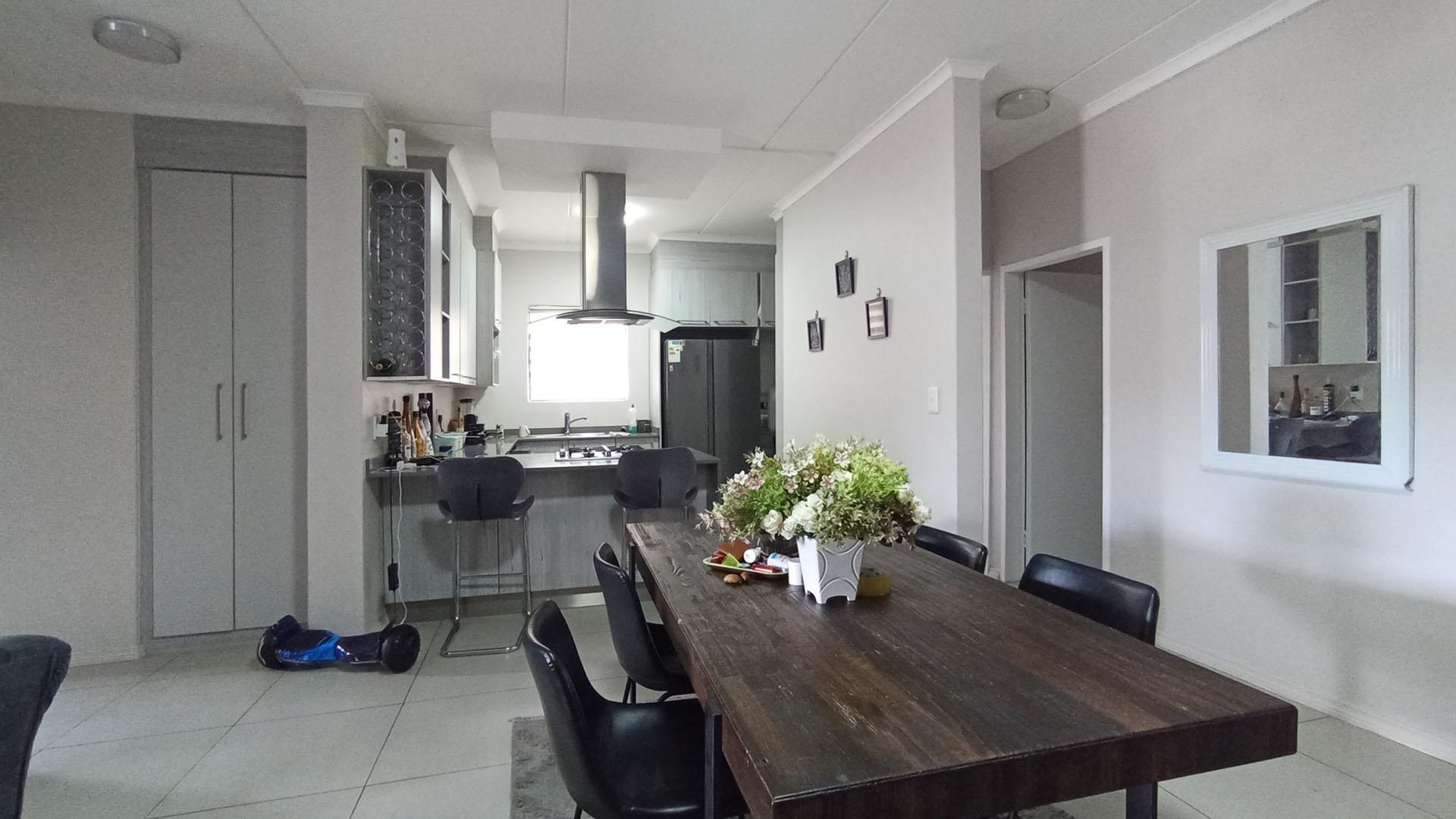 Dining Room - 12 square meters of property in Erand Gardens
