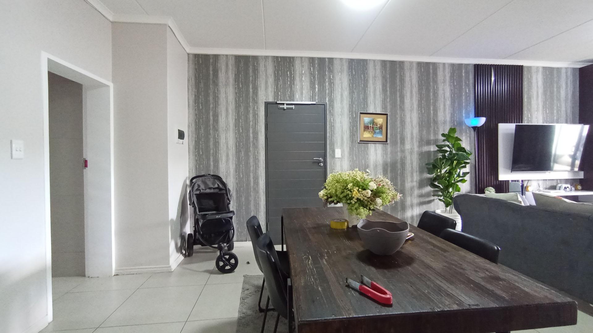 Dining Room - 12 square meters of property in Erand Gardens