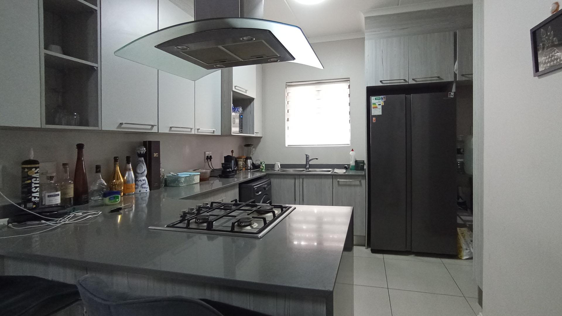 Kitchen - 11 square meters of property in Erand Gardens