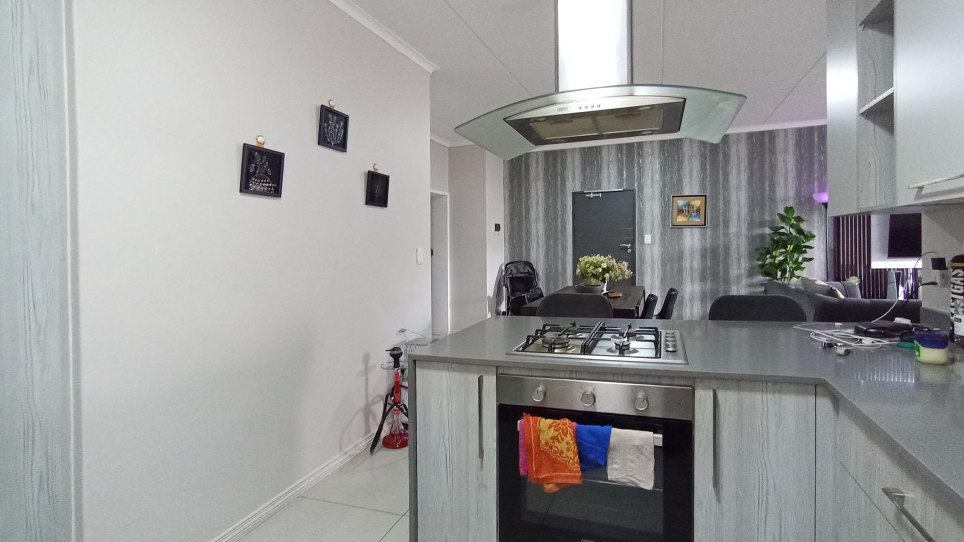 Kitchen - 11 square meters of property in Erand Gardens