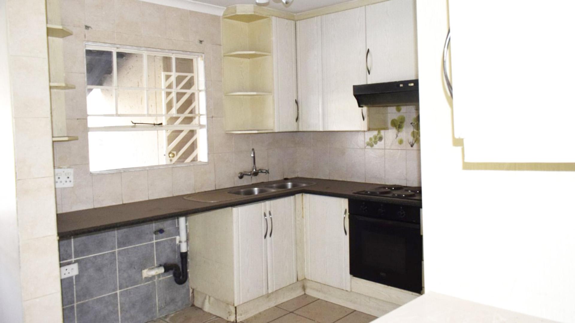 Kitchen of property in Ravenswood