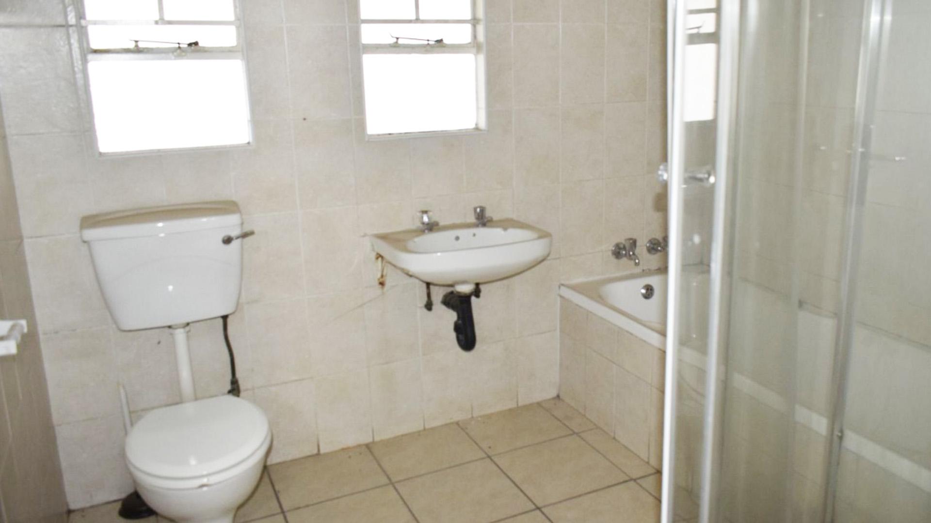 Bathroom 1 of property in Ravenswood