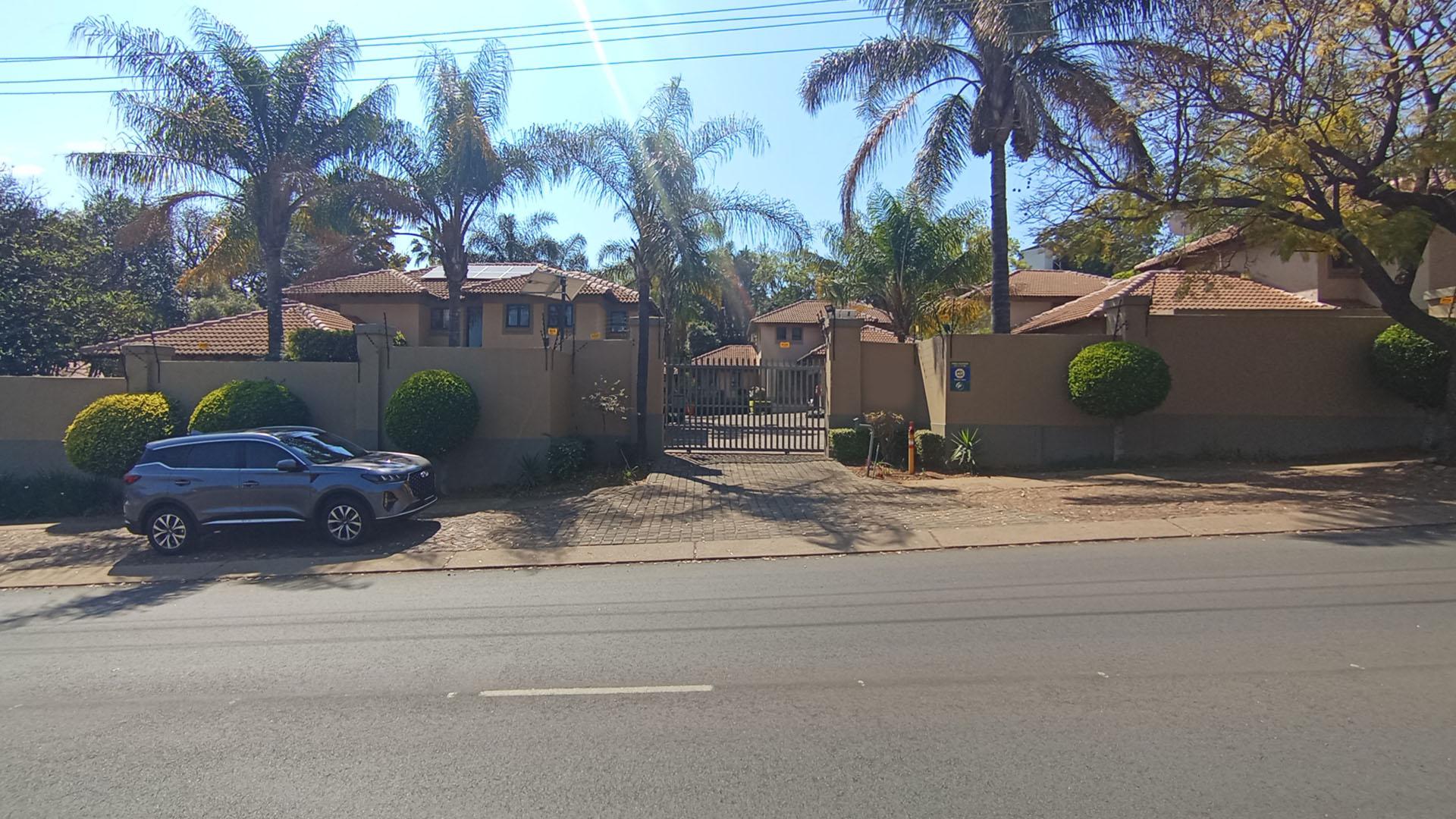 Front View of property in Menlo Park