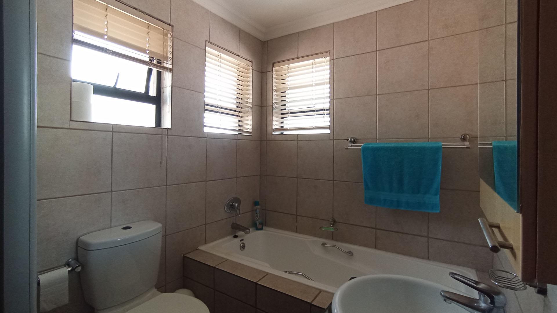 Bathroom 1 - 8 square meters of property in Menlo Park