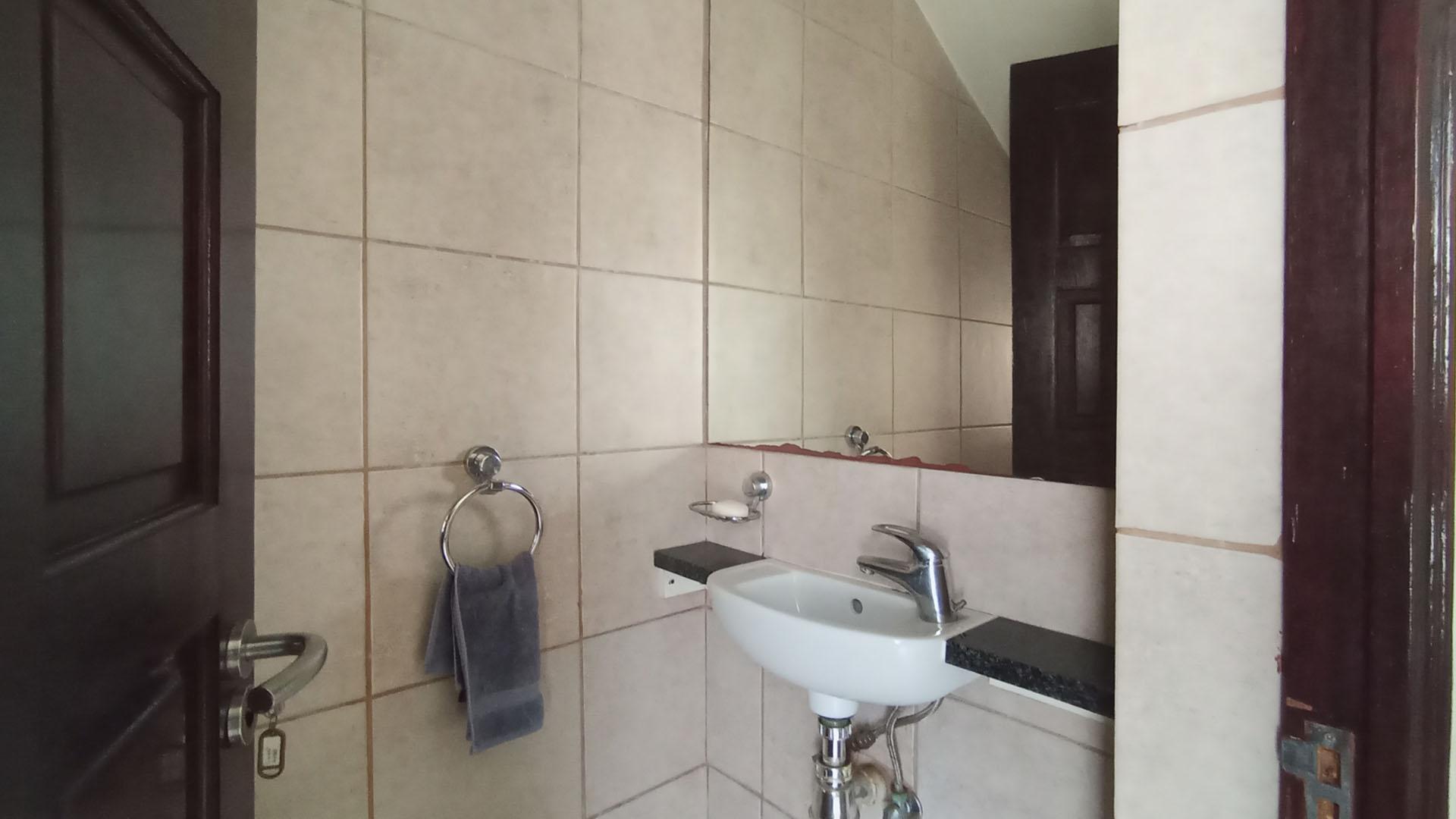 Guest Toilet - 3 square meters of property in Menlo Park