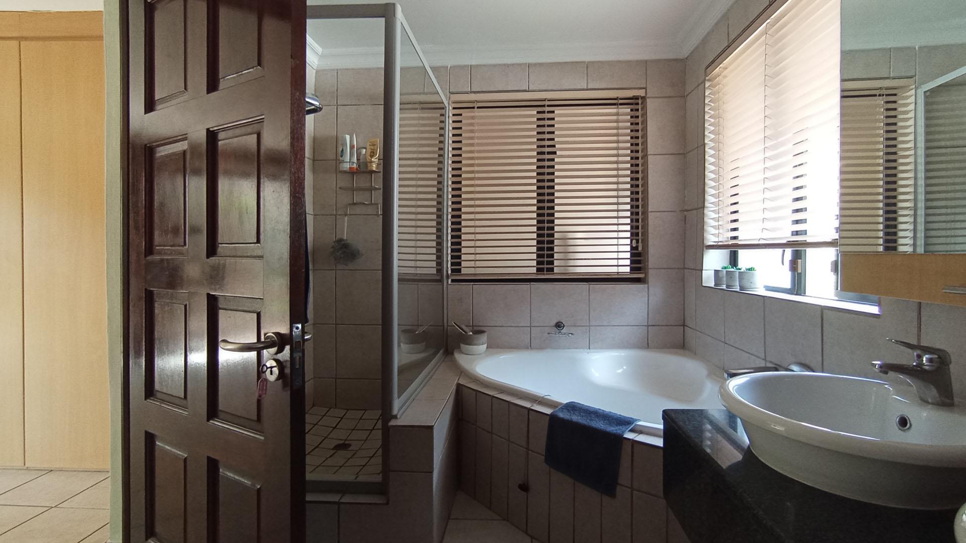 Bathroom 1 - 8 square meters of property in Menlo Park