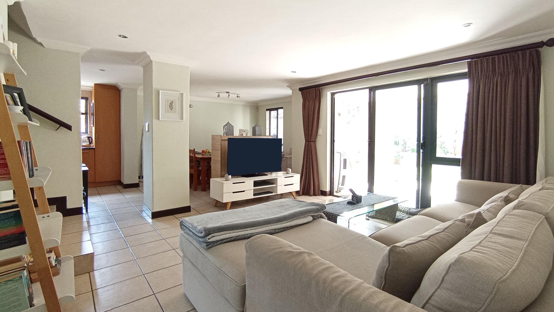 Lounges - 16 square meters of property in Menlo Park