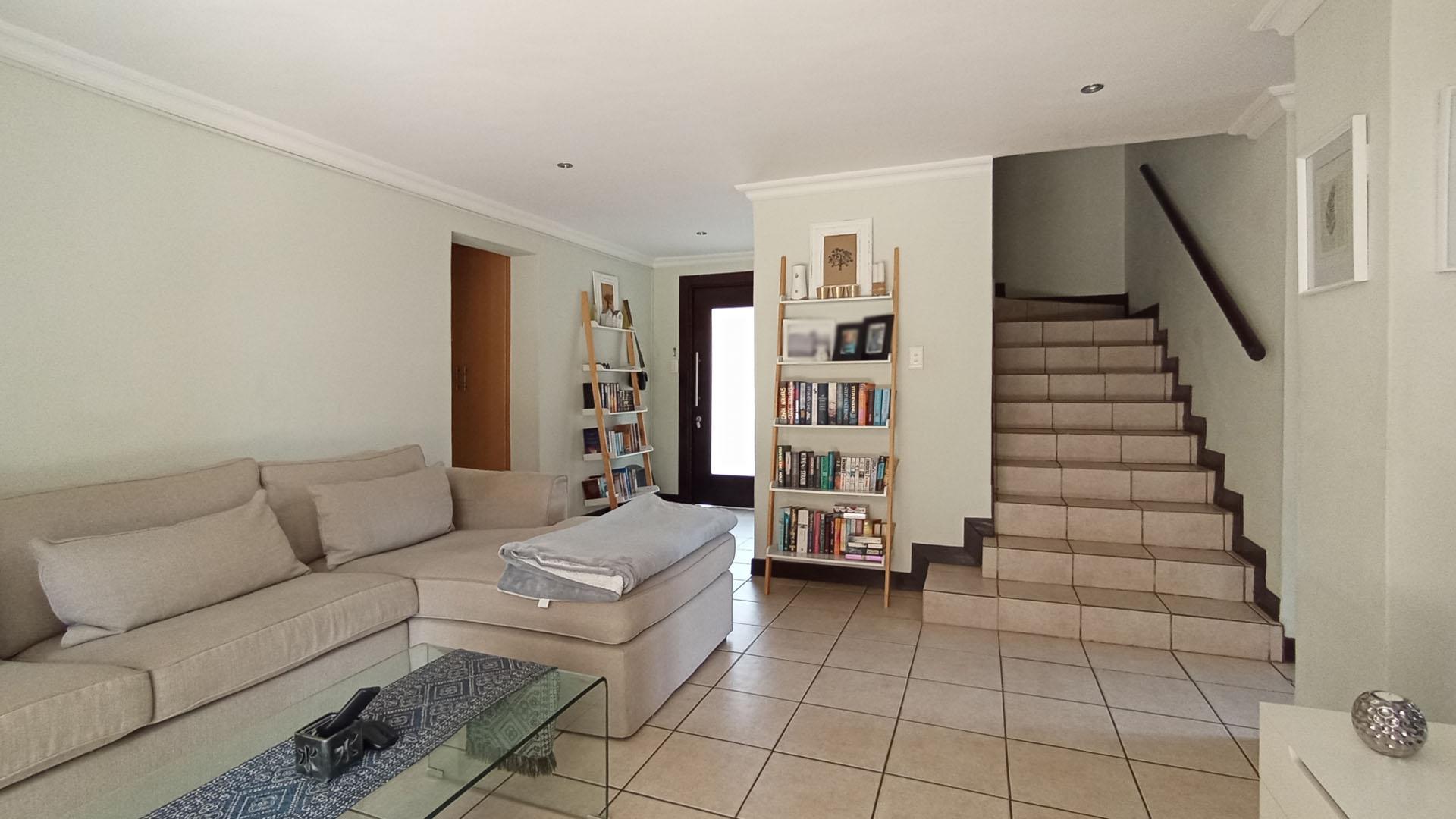 Lounges - 16 square meters of property in Menlo Park