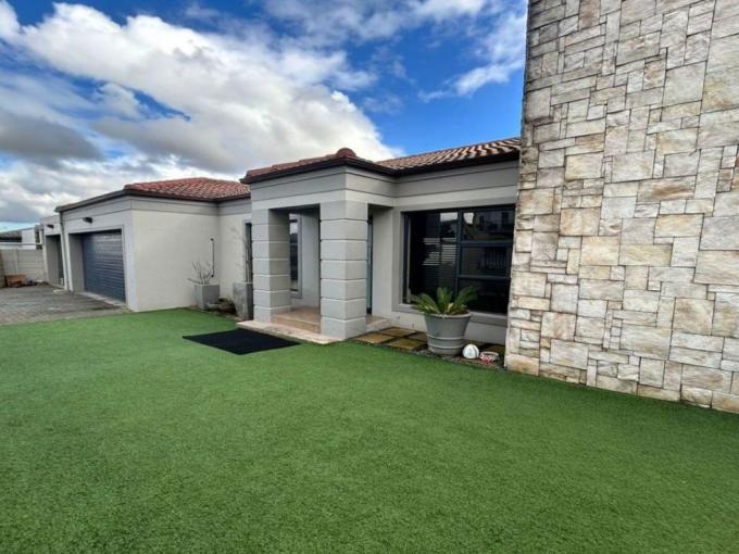 4 Bedroom House for Sale For Sale in Protea Hoogte - MR687101