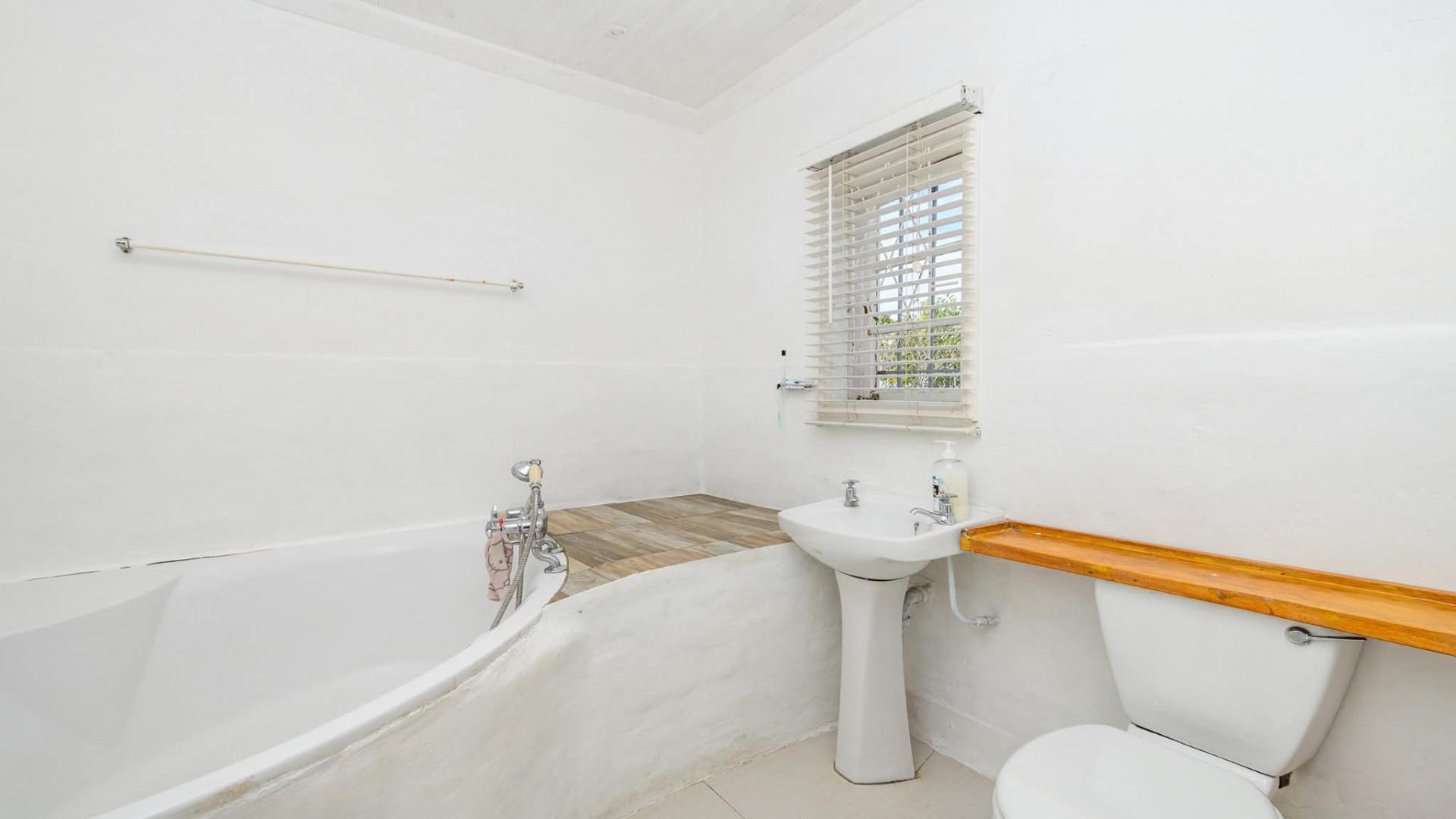 Bathroom 1 of property in Port Elizabeth Central