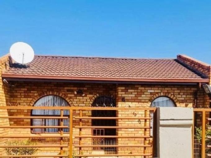 2 Bedroom House for Sale For Sale in Vosloorus - MR687156