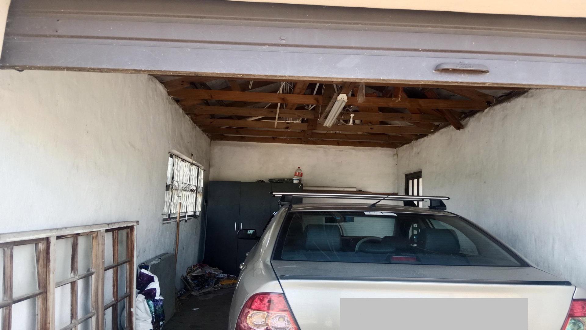 Garage of property in Castlehill
