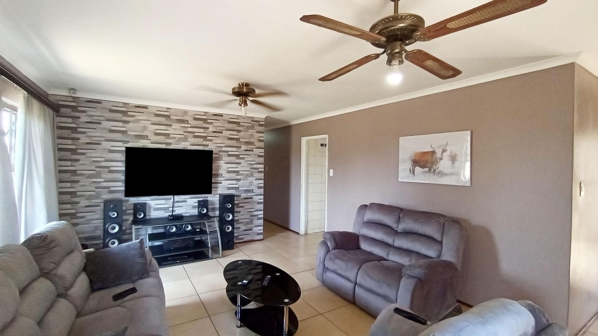 Lounges - 24 square meters of property in Castlehill