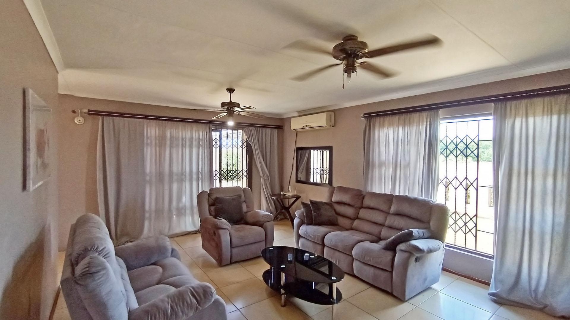 Lounges - 24 square meters of property in Castlehill